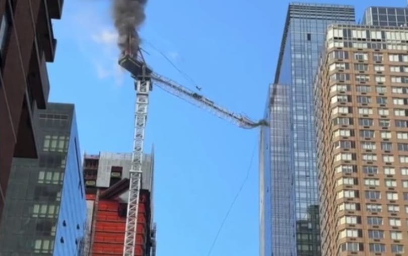 Tizenegyen megsérültek, miután kigyulladt és az utcára omlott egy daru New Yorkban - videó