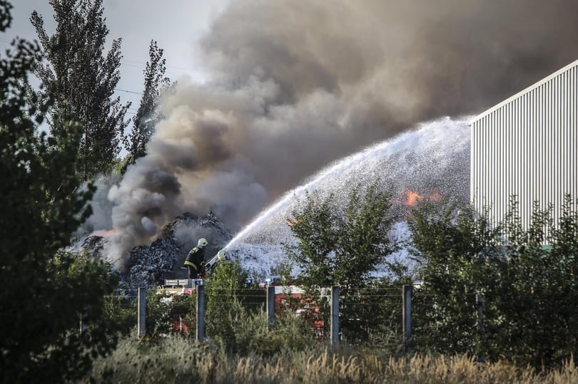 Még mindig lángol a bálázott hulladék Királyszentistvánon