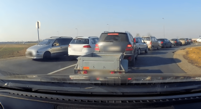 Megint egy autós, akinek nem számít a záróvonal, ha siet – videó