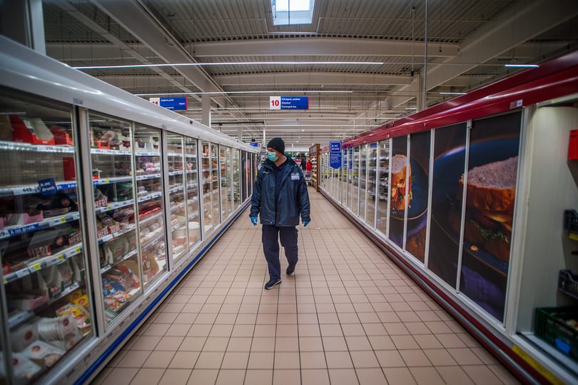 Egy magyar településen már csak maszkban lehet boltba menni