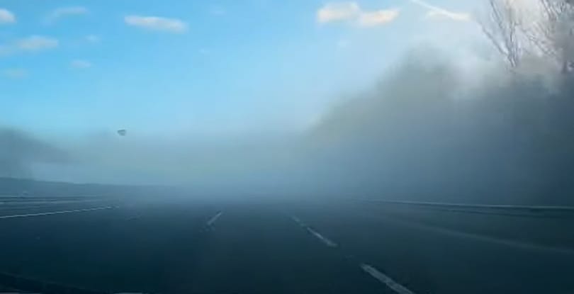 Újabb videón, mennyit láttak az autósok a vasárnapi tömegbaleset idején a ködben