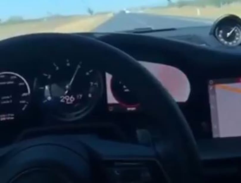 300-as tempónál kapott defektet a Porsche az autópályán – videó