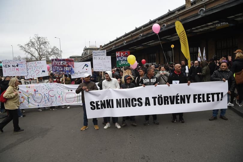 Nagy tömeg tüntetett Budapesten a gyöngyöspatai kártérítések miatt