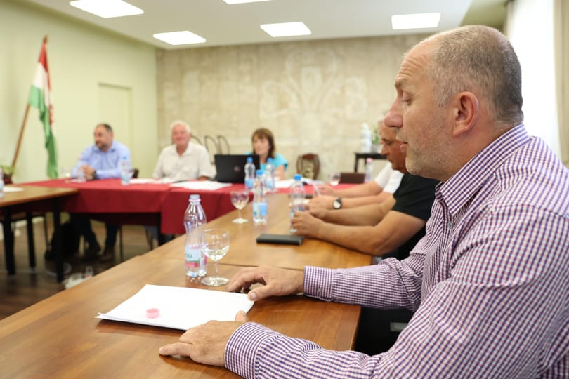 Újabb képviselő fontolgatja a lemondását Ácson, ő lenne a hatodik