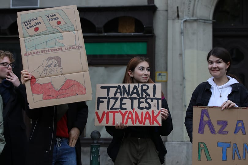Mindössze két órányi sztrájkért több mint 30 ezer forintos fizetéslevonást kapott egy Pest megyei tanár