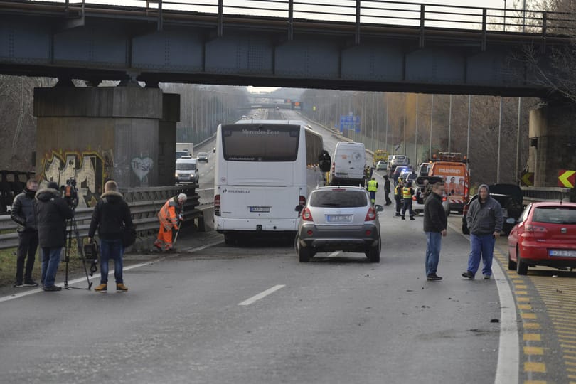 Képek jöttek a reggeli tömegkarambolról