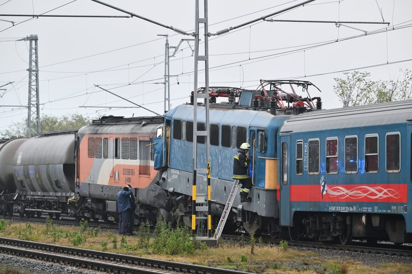 Elaludt a mozdonyvezető és belement egy személyvonatba – vádat emelt az ügyészség