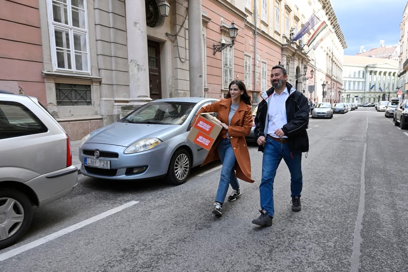 466 624 ajánlóívet adtak ki a kampány első napján