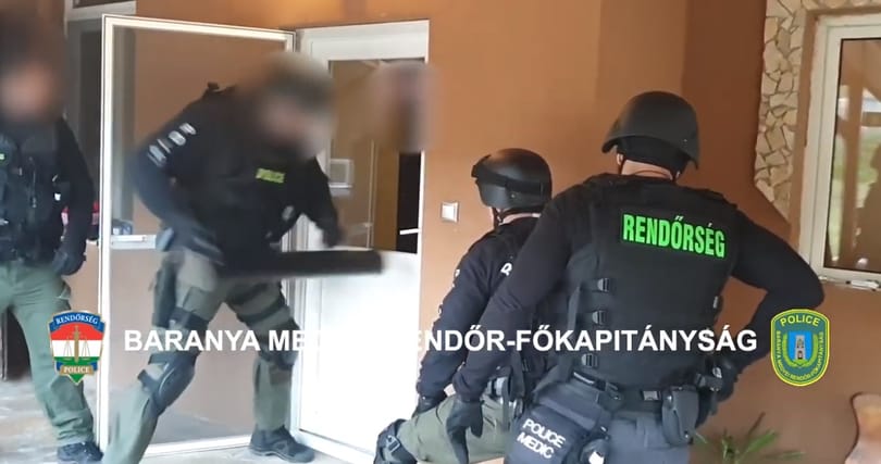 A lakásba betörő rendőrök ébresztették a drogkereskedőket – videó