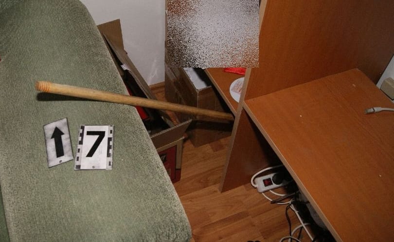 Rémálom egy győri pincében: három férfi megverte a boltjukban dolgozó nőt