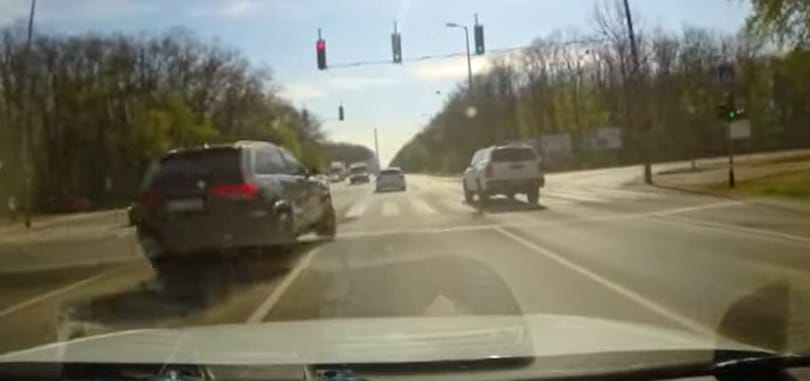 Öt hónapos eltiltás járt a rendőrök elé szabálytalanul bevágó autósnak – videó
