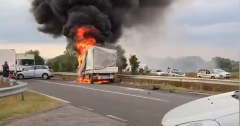 Videó: óriási lánggal égett egy kisteherautó az M0-ás felhajtónál