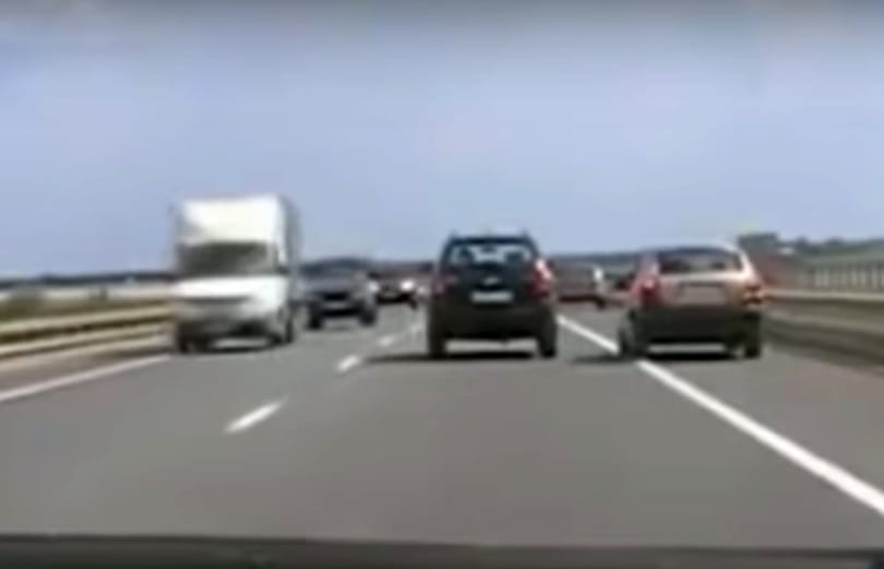 Íme egy tankönyvi példa arra, miért tilos a leállósávban előzni – videó