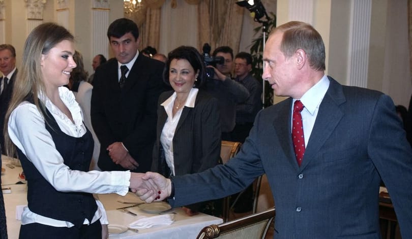 Így köszönti a nőket Vlagyimir Putyin és Volodomir Zelenszkij
