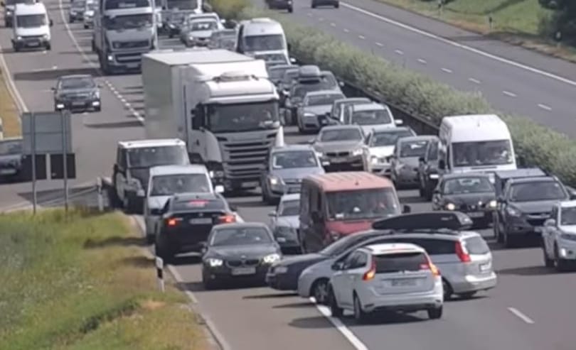 Tucatnyian gondolták úgy, jó ötlet visszafordulni az M1-es autópályán – videó
