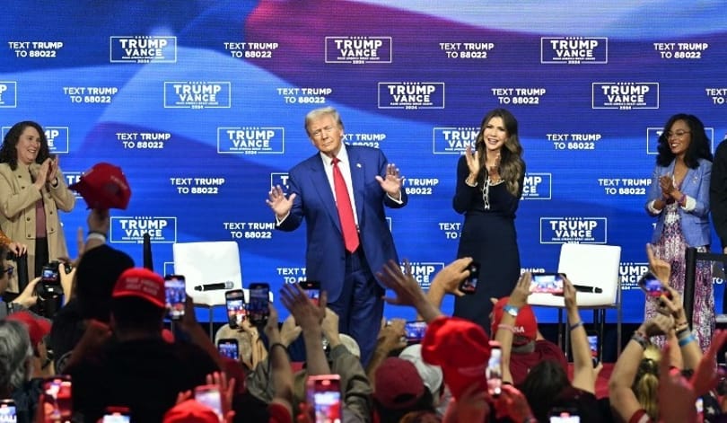 Ennél bizarrabb már nem lesz: Trump majdnem 40 percen át „táncikált” egy gyűlésen