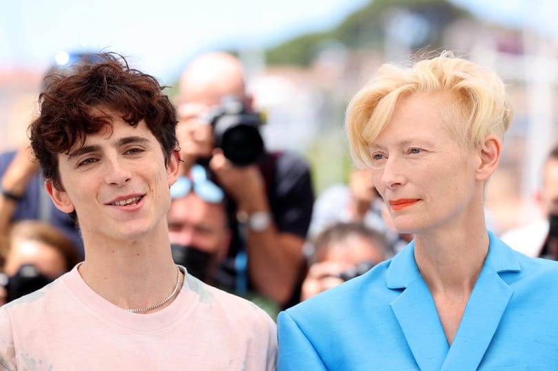 Egy teljes teremnyi mozinéző előtt viccelte meg kollégáját Tilda Swinton