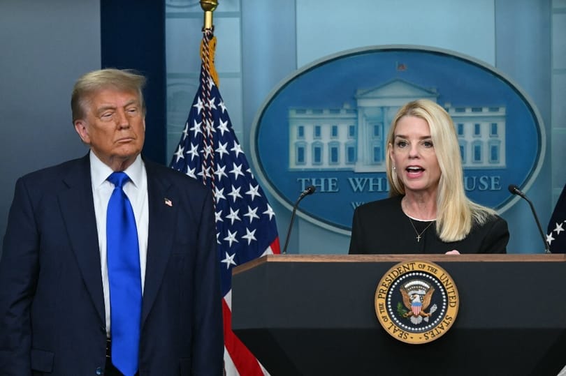 Nem adott vissza egy bernáthegyit, segített a trumpos kamudiplomák ügyében, most az Epstein-botrányban kell varázsolnia az elnöknek
