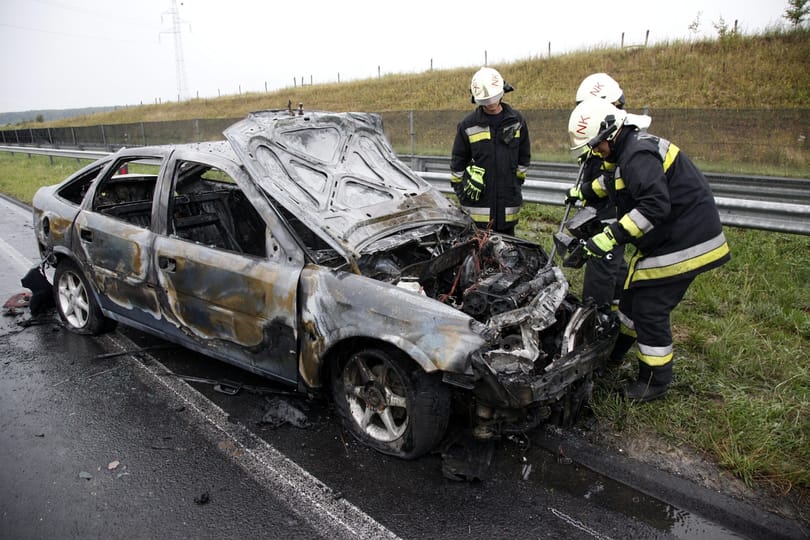 Fotó az M7-esen kiégett Opelről
