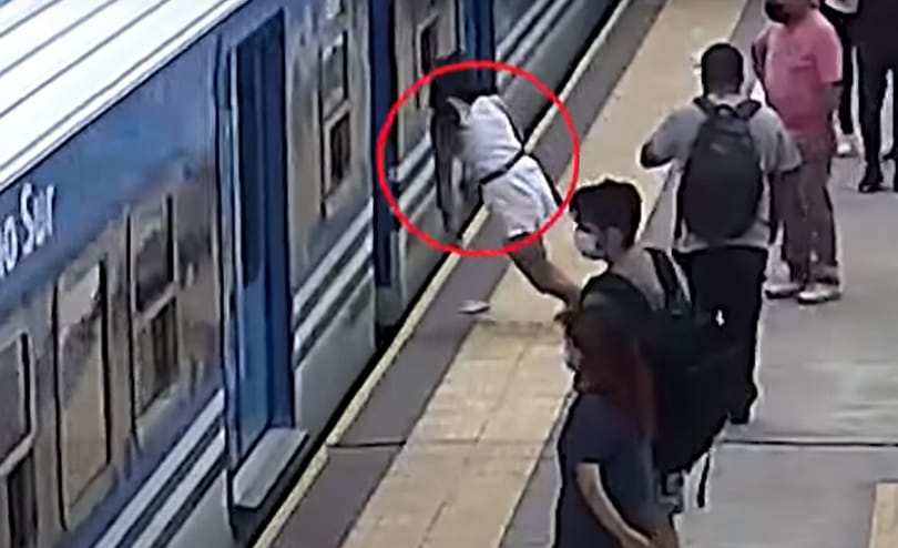 Csodával határos módon maradt életben a vonat alá bezuhanó argentin nő