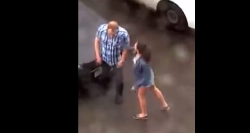 Ki kit bántalmaz? – Zavarba ejtő verekedős jelenetet rögzített a kamera