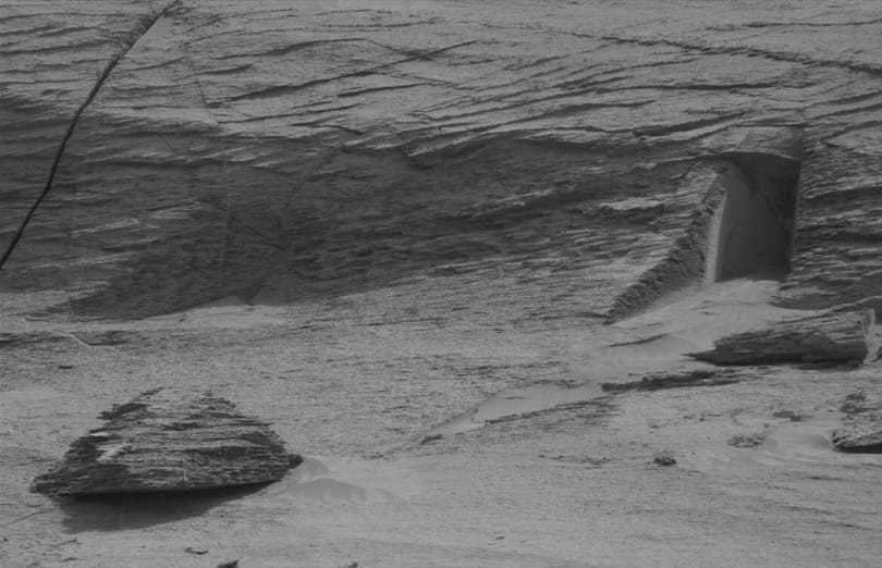 „Bejáratot” fotózott a NASA a Mars egyik szikláján
