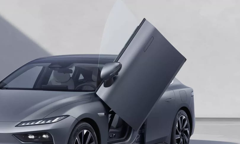 Családi autó felfelé nyíló ajtókkal: a legújabb kínai elektromos szedán nyomott árral sokkol