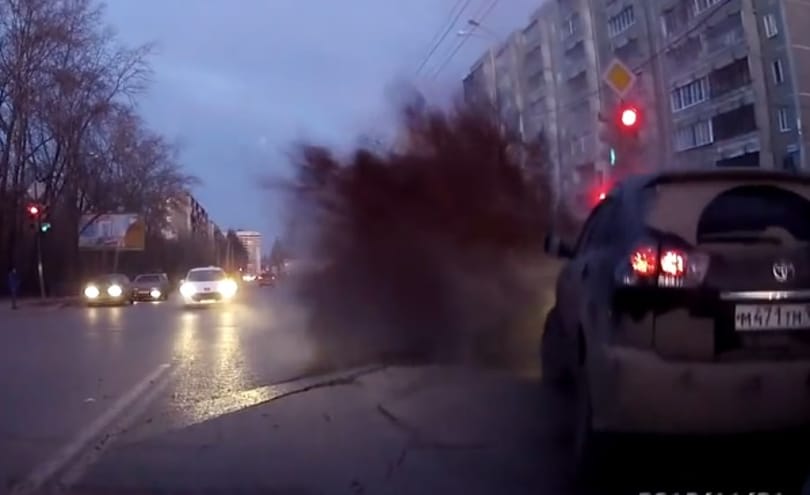 Videó: felrobbant az aszfalt az autó alatt, ömlött bele a szennyvíz