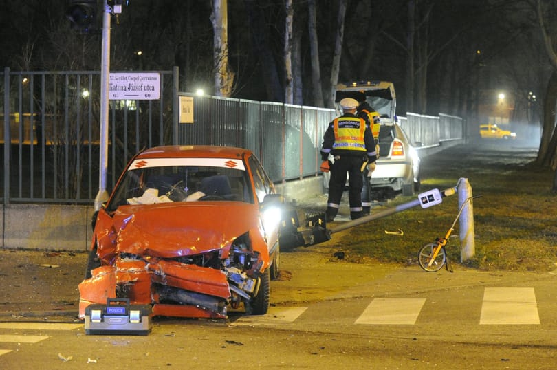 Fotók: rendőrautó karambolozott a fővárosban - három rendőr megsérült