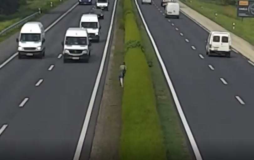 Egy nő az M1-esen haladt Győr felé – csak az a baj, hogy gyalog, és a sztráda közepén