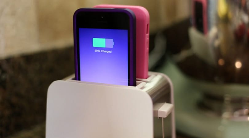 Meglepő kép: így tölthető két telefon egyszerre, egy töltőről
