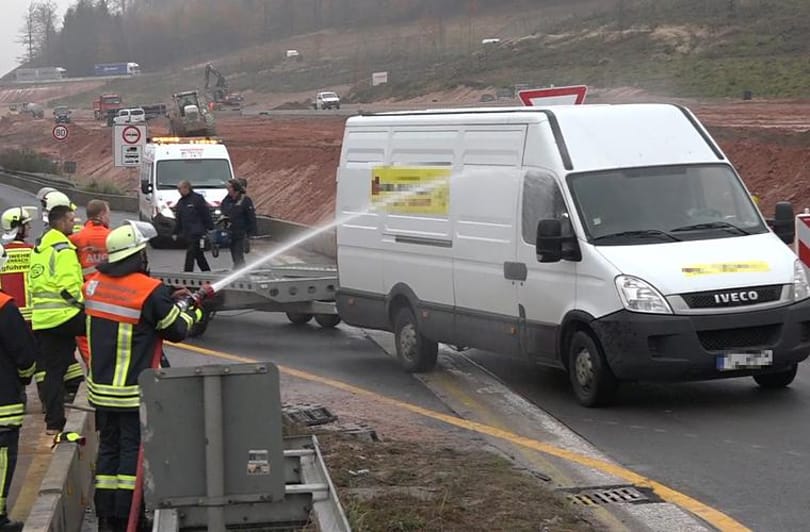 Elege lett a tűzoltóknak a súlyos balesetet videózókból, lelocsolták őket – botrány lett belőle