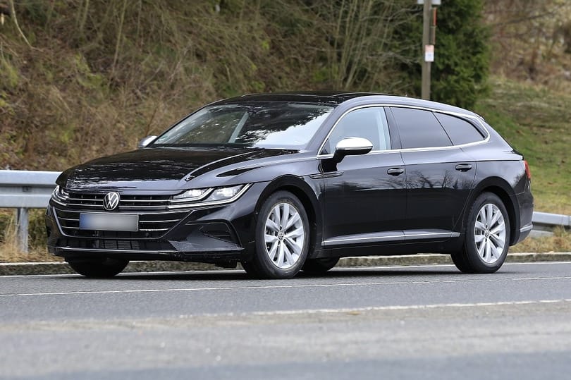 Még nem mutatták be, de már az utcákat járja a végleges Volkswagen Arteon kombi