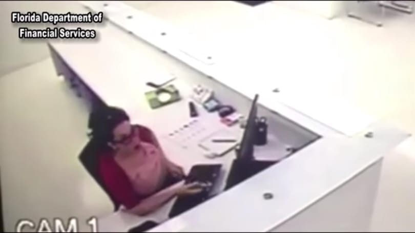 Sosem találja ki, mit tett ez a nő a plafonról eléje hulló tárggyal – videó