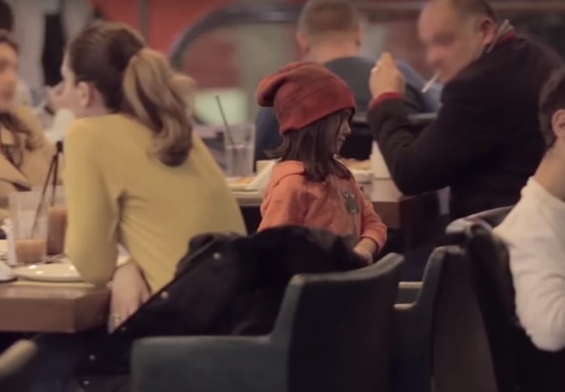 Döbbenetes kísérlet: mit szólnak az emberek egy jól szituált és egy szegény kisgyerekhez