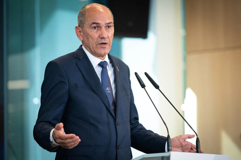 A volt szlovén kormányfő elárverezi személyes tárgyait, hogy pénzt gyűjtsön egy kártérítési per költségeire