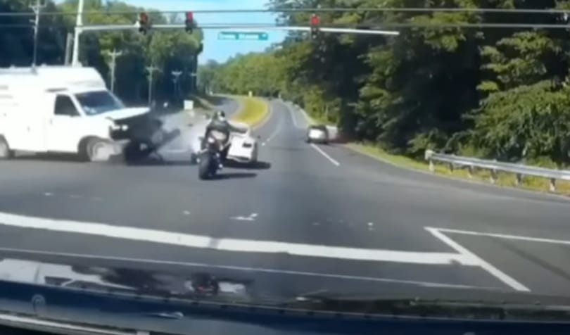 Extrém szerencsés volt a motoros, aki egy Bentleyvel versenyzett az utcán
