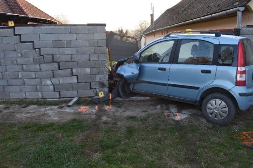 Betonfalnak hajtott egy ittasan autózó 15 éves fiú Faddon