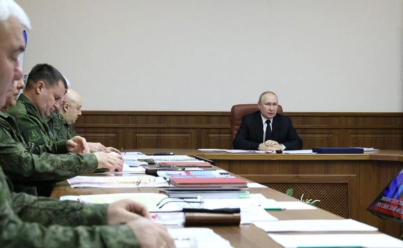 Putyin a tábornokaival egyeztetett az ukrajnai stratégiáról
