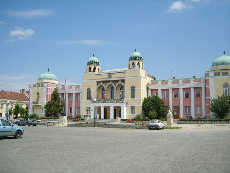 Hűtlen kezelés miatt nyomoznak Mohács kirúgott jegyzőjének ügyében