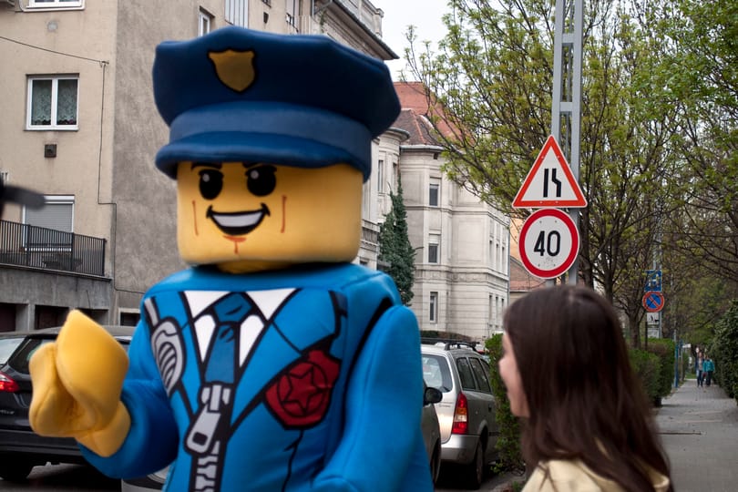 Beállítottak egy Lego-rendőrt az egyik budapesti zebrához – fotó