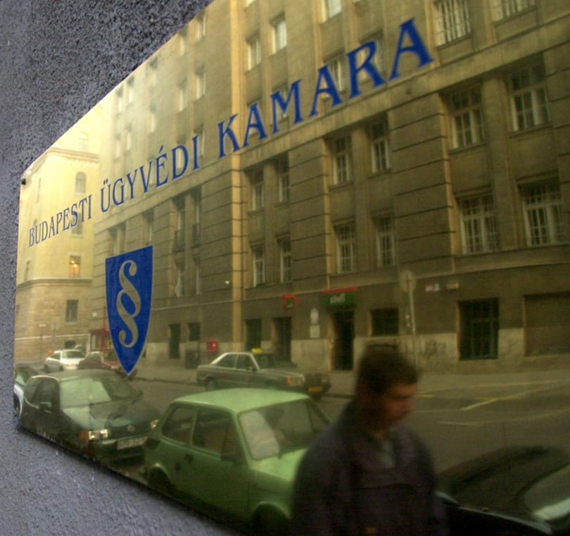 Minimális rezsióradíj jöhet az ügyvédeknek a sikerdíj helyett