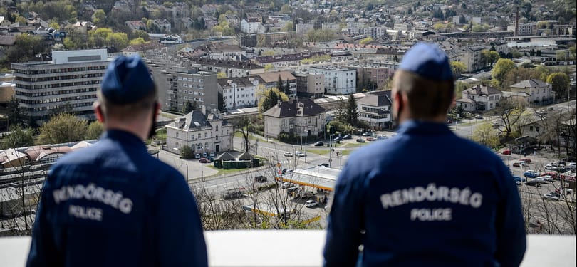 Az otthona előtt fojtogatott egy nőt egy portugál férfi, a rendőrök intézkedtek, aztán útjára engedték