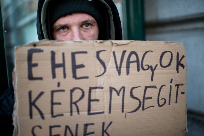 Kartonlapokon ücsörögve tüntetett a Deák téri aluljáróban az Együtt-PM