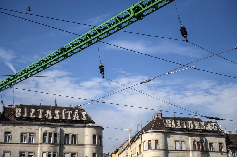 Felsővezeték-szakadás miatt parlagfűben gyalogolt egy vonatnyi ember