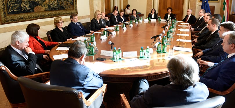 Számháborúvá fajult Handó és az őt elmarasztaló Országos Bírói Tanács párbaja