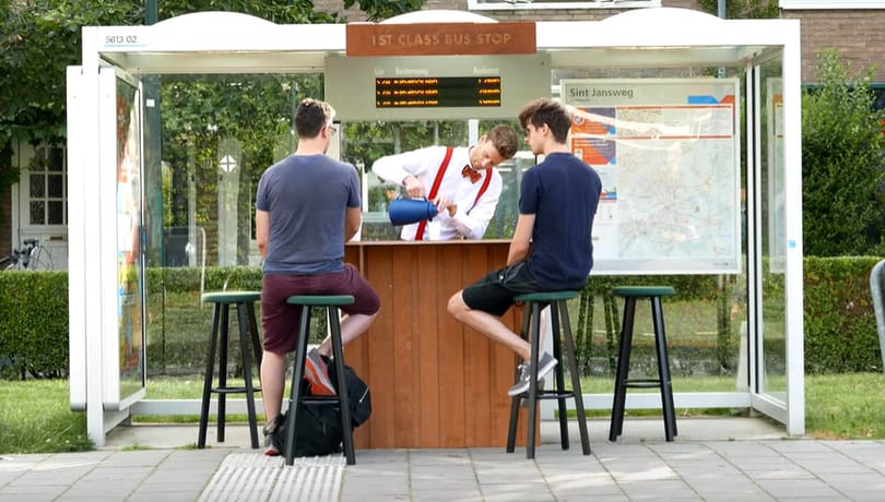 Megcsinálták a biznisz osztályú buszmegállót - videó