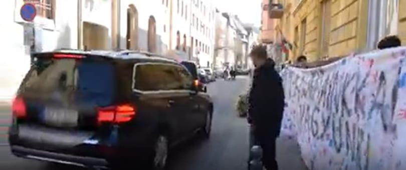 Áder János egy budai gimnáziumba ment előadni, tiltakozó diákok fogadták
