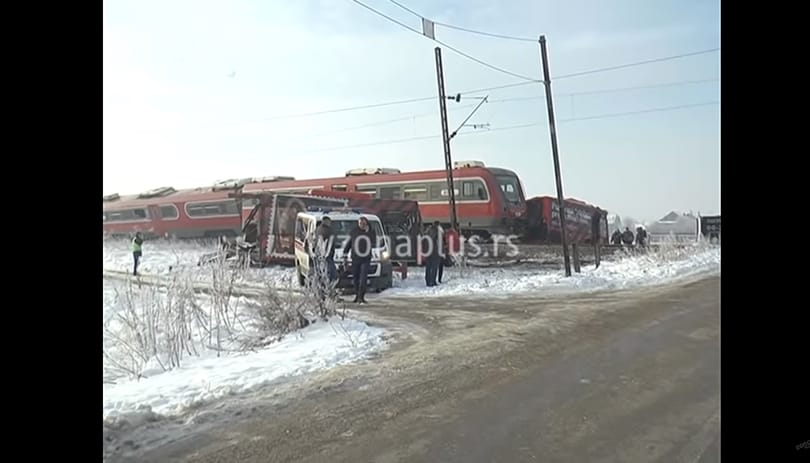 Durva baleset volt Szerbiában: középiskolásokat szállító buszt vágott ketté egy vonat