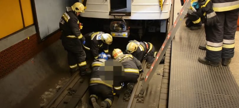 Így mentették ki a metró alá esett utast a tűzoltók – videó
